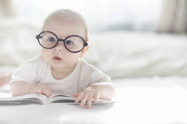 Yeni doğmuş bir bebek yumuşak bir yatakta yatıyor. Çocukların duygu eğitimi.