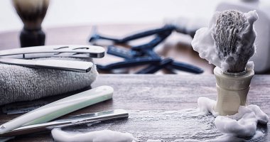 Ahşap dokuda tıraş aksesuarları. Aletler. Tek kullanımlık tıraş makinesi, fırça, köpük tehlikeli tıraş makinesi..