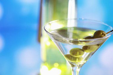 Seyahat konsepti. Turist aksesuarları uçuşta toplanıyor. Alkol, kamera, harita ögeleri.