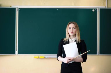Clas sırasında genç öğretmen sınıfta.