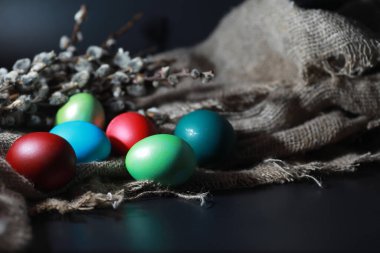 Çuval bezine boyanmış Paskalya yumurtası.