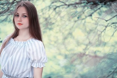 Bir kız bir bahar yeşil parkta bir yürüyüş