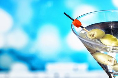 Seyahat konsepti. Turist aksesuarları uçuşta toplanıyor. Alkol, kamera, harita ögeleri.