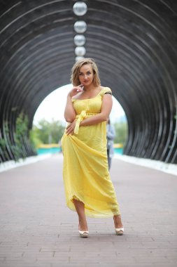 Parkta güzel bir kız yaz güneşli bir günde