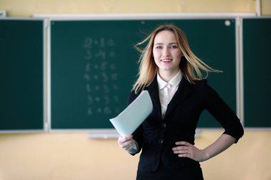 Clas sırasında genç öğretmen sınıfta.