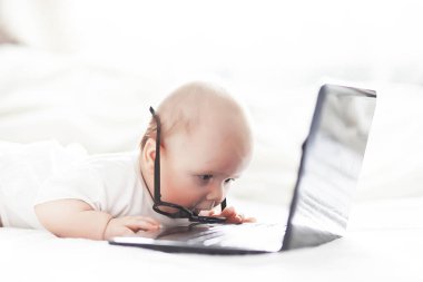 Yeni doğmuş bir bebek yumuşak bir yatakta yatıyor. Çocukların duygu eğitimi.