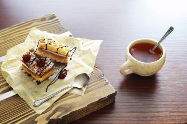 Doldurulmuş Viyana waffle 'ı. Kahve masası. Tatil için kahvaltıda güzel kokulu kurabiyeler..