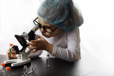 Genç bilim adamları kimyagerler. Çocukların mesleki rehberliği. Meslek seçimi. Doktor, laboratuvar asistanı, kimyager..