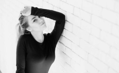 Genç bir kız öğrenci rahat bir odada dinleniyor.