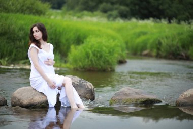 Yaz aylarında bir yürüyüşe doğada hamile kadın