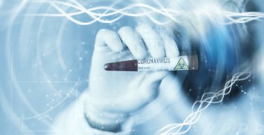 Laboratuvardaki bir bilim adamı viral zatürreenin tedavisi için ilaçları test ediyor. Hastalıklı hastaların Coronovirus kan testi. Dünya salgını.