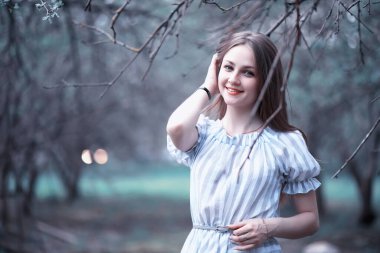 Bir kız bir bahar yeşil parkta bir yürüyüş