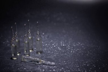 Ampulle tıbbi ilaç. Enjeksiyon için ilaçlar.