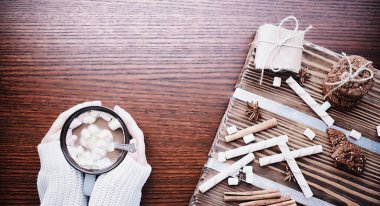 Kış kahvaltısı. Bir fincan sıcak çikolata, şekerleme ve taze pişmiş kurabiyeler. Zencefilli kurabiye ve kahve..