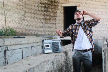 Sakallı hip-hop dansçısı genç bir adam.