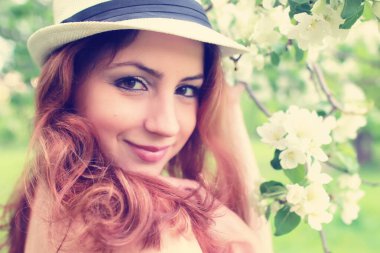 Elma ağacı çiçeğindeki kadın