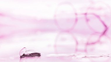 Görme düzeltmesi için araçlar. Sıçrama ve bulanıklığın arka planında diopterleri olan gözlük ve lensler.