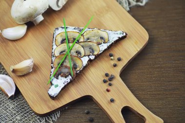 Farklı dolgular, balık mantar ve sebze ile çeşitli sandviçler