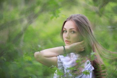 Bir kız bir bahar yeşil parkta bir yürüyüş