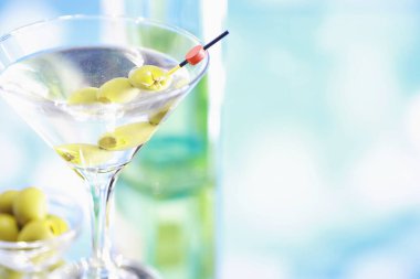 Seyahat konsepti. Turist aksesuarları uçuşta toplanıyor. Alkol, kamera, harita ögeleri.