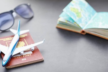 Seyahat konsepti. Turist aksesuarları uçuşta toplanıyor. Alkol, kamera, harita ögeleri.