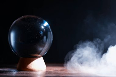 Kristal küre kaderi tahmin eder. Geleceğe yönelik tahminler.