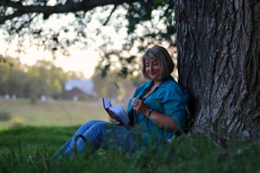 kitap okuma park ağaç kadında