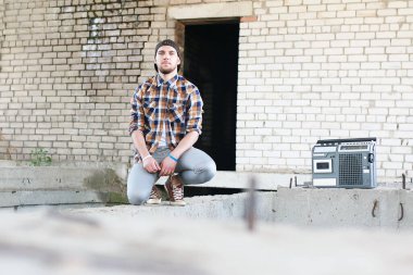 Sakallı hip-hop dansçısı genç bir adam.