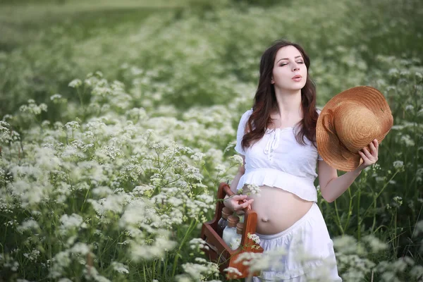 Gravid Kvinna Natur För Promenad Sommar — Stockfoto