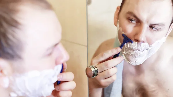 Homem Faz Barba Banheiro Pela Manhã Antes Trabalho — Fotografia de Stock