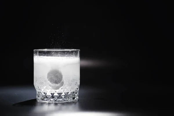 Oplosbare Tabletten Water Het Geneesmiddel Oplosbaar Kater Effervescent Tabletten Glas — Stockfoto