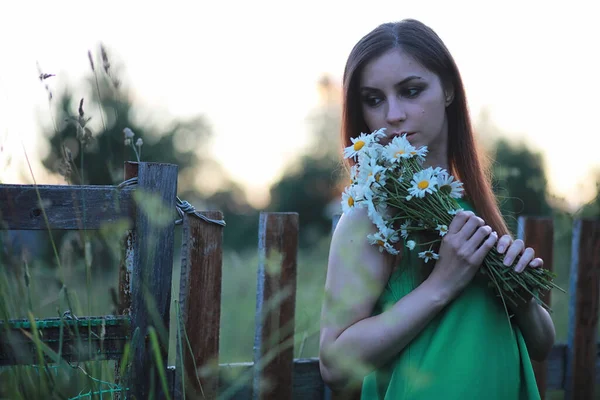 Krásná Dívka Rudými Vlasy Kyticí Sedmikrásek Přírodě Doma — Stock fotografie