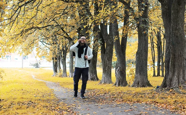 Giovane Con Gli Occhiali Cammina Nel Parco Con Ombrello Sotto — Foto Stock