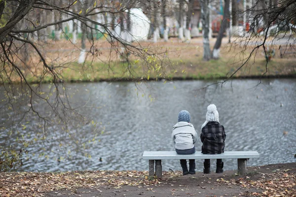 Passeggiata Dei Bambini Nel Parco Autunnale Autunno — Foto Stock