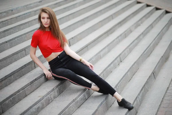 Uma Menina Posando Nos Degraus Edifício Weathe Ensolarado — Fotografia de Stock