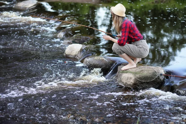 Schöne Junge Mädchen Der Natur Fluss Mit Einer Angelrute — Stockfoto