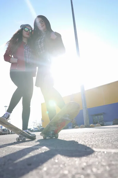 Young Hipster Girl Riding Skateboard Girls Girlfriends Walk City Skateboard — Stock Photo, Image