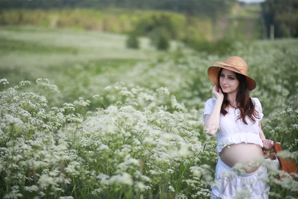 孕妇在自然散步夏天 — 图库照片