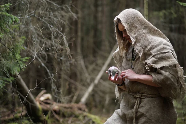 Homme Soutane Passe Rituel Dans Une Forêt Sombre Avec Une — Photo