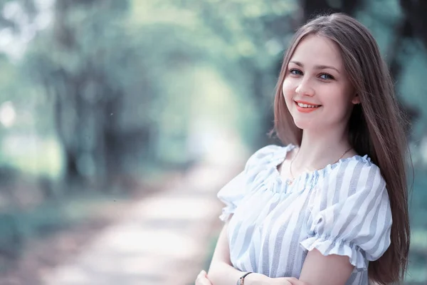 Une Fille Dans Parc Vert Printanier Promenade — Photo