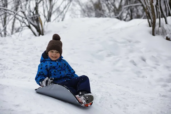 Gyerekek Parkban Télen Gyerekek Hóval Játszanak Játszótéren Hóembert Faragnak Lecsúsznak — Stock Fotó