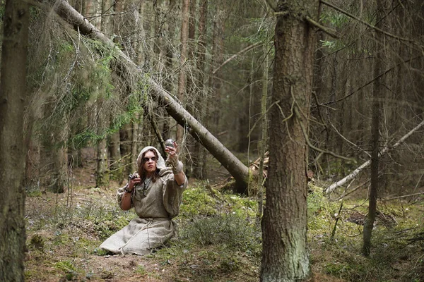 Homem Uma Batina Passa Ritual Uma Floresta Escura Com Uma — Fotografia de Stock