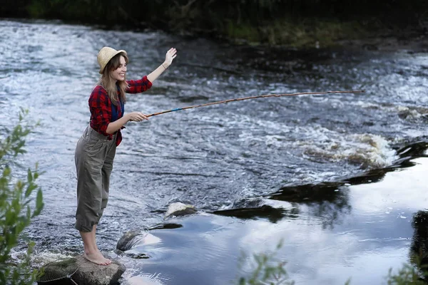 Bella Ragazza Sulla Natura Vicino Fiume Con Una Canna Pesca — Foto Stock