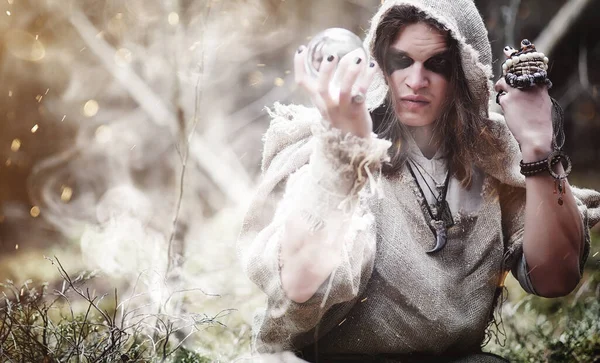 仙女魔术师一个有玻璃球 魔法咒语和仪式的巫师在森林里有一个职员和一个十字架的长老 黑白魔术旧书中的咒语 — 图库照片