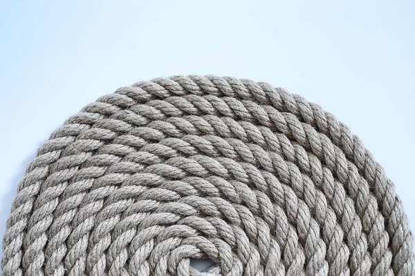 皮で結ばれた太いロープを編組 装飾やデザインのための麻ロープ 釣竿の背景 — ストック写真