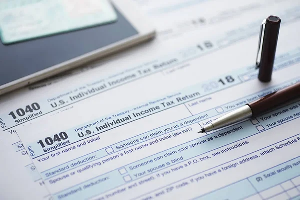 Relatório Anual Impostos Formulário Fiscal Cima Mesa Assinatura Das Demonstrações — Fotografia de Stock