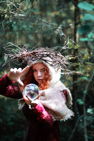 Sorcière Rousse Tient Rituel Avec Une Boule Cristal Dans Forêt — Photo