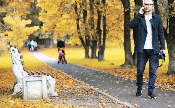 Ung Mand Briller Går Parken Med Paraply Regn - Stock-foto