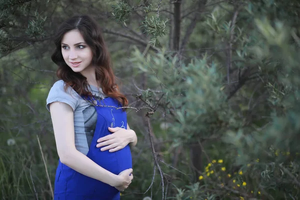 Donna Incinta Una Passeggiata Nel Parco — Foto Stock