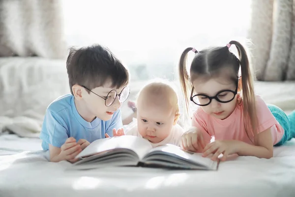 Kinderen Liggen Het Bed Naast Pasgeboren Baby Zusje Emoties Van — Stockfoto